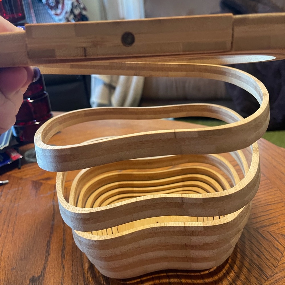 Bonnie and Pop New York Wooden Apple Fruit Basket Cutting Board Collapsible NEW